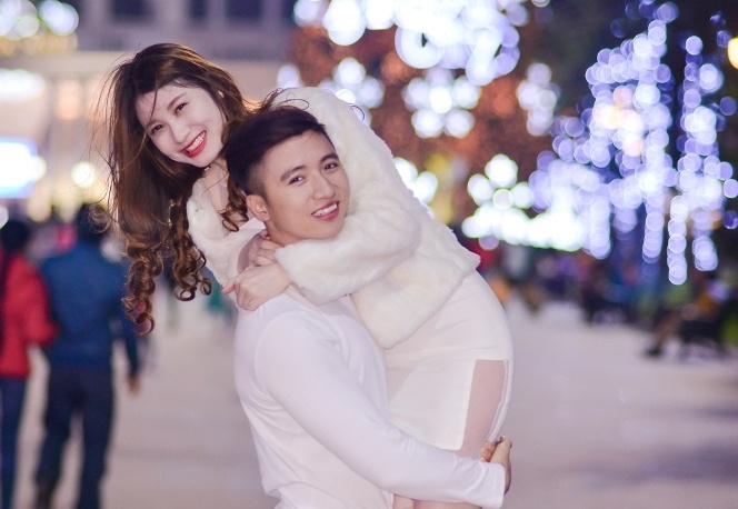 Hot boy khong be noi chau hoa vui ve voi nguoi yeu moi hinh anh