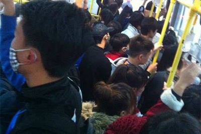 Nu sinh so hai vi bi sam so tren xe buyt hinh anh