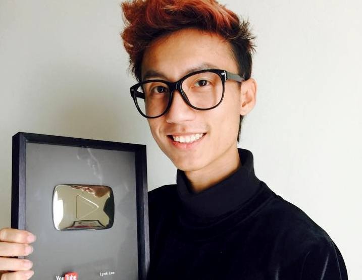 Lynk Lee nhan nut Play ma bac tu Youtube dung dip Noel hinh anh