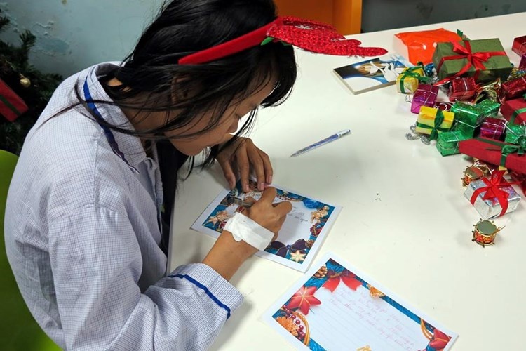 Bé Nguyễn Thị Mơ, bệnh nhi phòng 616 (Viện Huyết học - Truyền máu Trung ương) đã viết thư gửi ông già Noel: 