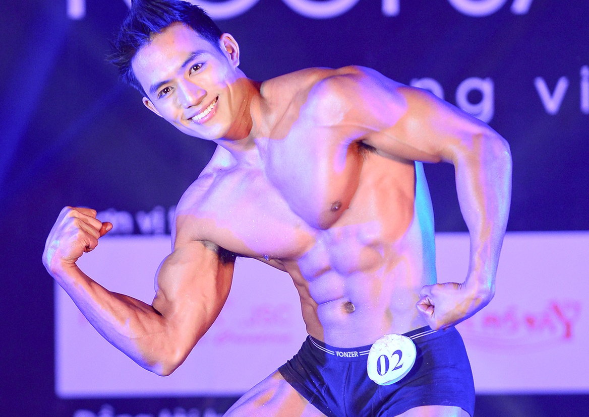 Than hinh ran chac cua chang trai vo dich co bung hoan hao hinh anh