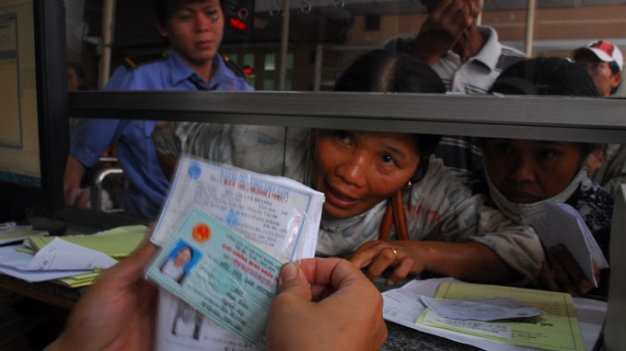 Chen chúc đăng ký khám chữa bệnh bằng thẻ bảo hiểm y tế ở Bệnh viện Ung bướu (TP.HCM) - Ảnh tư liệu.