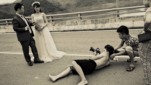 Clip 9X nhun nhay chup anh gay sot hinh anh