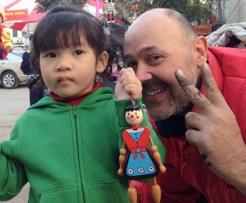 Ong Tay dep trai ban hang rong khien dan mang xon xao hinh anh