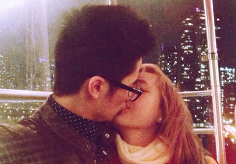 JVevermind say sua hon ban gai hot girl trong dem giao thua hinh anh