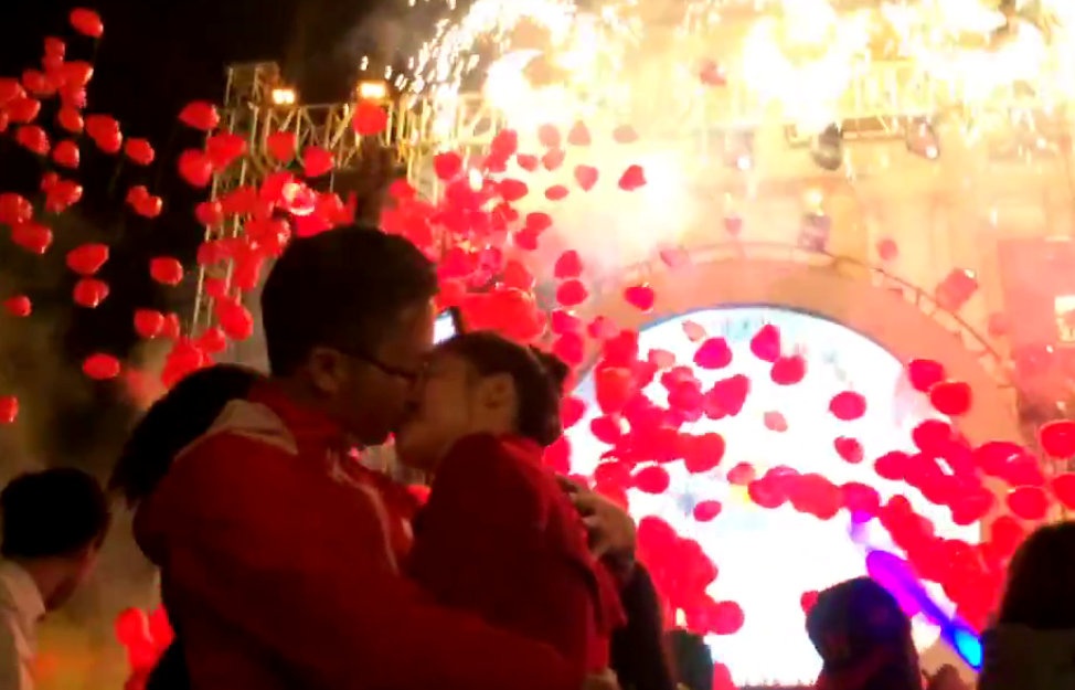 Clip cap doi hon nhau dam say giua bien nguoi dem countdown hinh anh