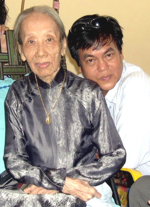 Nhà văn Nguyễn Đông Thức và mẹ - nhà văn Bà Tùng Long.