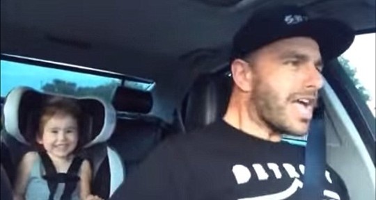 Co be 3 tuoi hat 'Let it go' noi dinh noi dam tren mang hinh anh