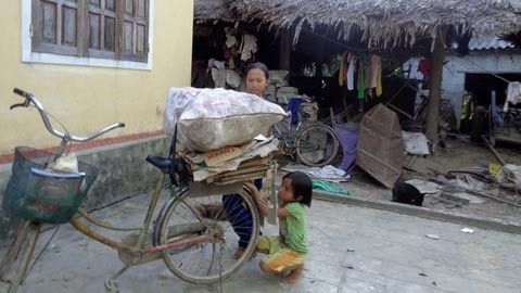 Hình ảnh quen mắt với người dân vùng hạ huyện Hương Sơn với cô bé thu mua ve chai giấy loại.