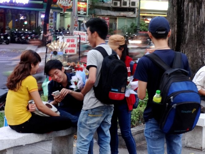 'Xin loi, cho em it phut ban hang gay quy' hinh anh