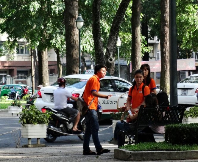 Nhóm sinh viên làm tình nguyện mặc đồng phục khi làm việc (áo cam). Ảnh minh họa. Ảnh: Mạnh Khang.
