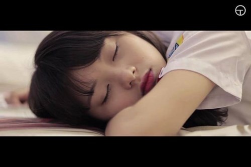 Cảnh các nữ sinh ngủ gật trong các bộ phim ngắn cũng khiến nhiều khán giả trẻ thích thú.