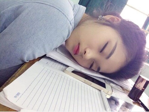 Bức ảnh một cô gái ngủ trong lớp khác từng gây sốt.