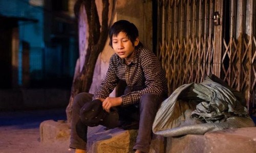 Nhung em be nhat rac lam dan mang roi nuoc mat hinh anh