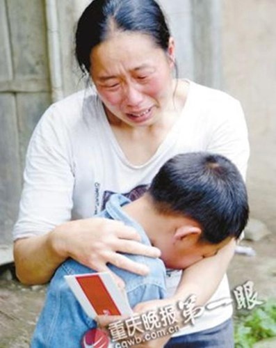 Một cậu bé 10 tuổi ở Trùng Khánh, Trung Quốc cứ tan học lại đi quanh thôn tìm kiếm những thứ còn dùng được trong đống rác thải để bán lấy tiền tích cóp mua máy sấy tóc tặng mẹ. Cậu bé nghĩ, có chiếc máy sấy tóc này, mẹ sẽ bớt đau khi những cơn đau đầu kinh niên hành hạ. Tấm lòng hiếu thảo của em đã khiến không ít người cản động.