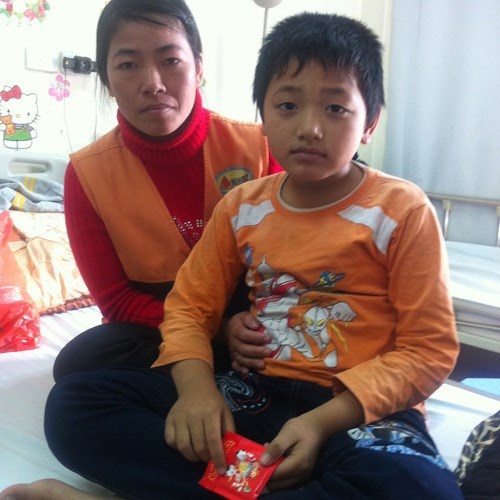 Những ngày giáp Tết Canh Ngọ 2014, cư dân mạng vô cùng xúc động khi bắt gặp hình ảnh cậu bé Dương ở Kim Sơn, Ninh Bình cặm cụi nhặt rác để kiếm tiền chữa bệnh. Em bị bệnh ung thu máu từ khi lên 6 tuổi nhưng gia đình quá khó khăn nên không có tiền để chữa chạy.