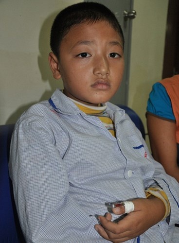 Hằng ngày, Dương cùng mẹ đi gom rác từ các nhà hàng xóm và các bãi rác công cộng để kiếm tiền mưu sinh. 500 nghìn đồng/1 tháng là số tiền mà Dương và mẹ kiếm được từ công việc hết sức vất vả này.