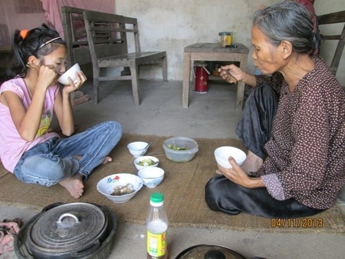 Đã từ lâu người dân thị xã Sông Công (Thái Nguyên) không còn lạ lẫm gì với hình ảnh cô bé 10 tuổi cùng cậu em trai lên 8 ngày ngày lật bới từng đống rác trong ngõ phố để nhặt nhạnh những vật dụng còn chút giá trị đem bán lấy tiền nuôi cha. Câu chuyện về tình mẫu tử đã làm rung động biết bao trái tim của những người qua đường và trở thành một câu chuyện cổ tích giữa đời thường nơi phố thị.