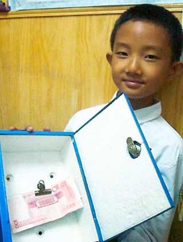 Sun Huixi rất xúc động khi thấy hình ảnh những trẻ mồ côi vì AIDS trên báo nên em đã quyết định kiếm tiền bằng cách nhặt rác để ủng hộ các em mồ côi.