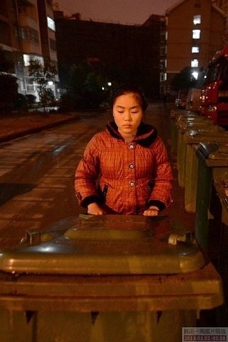 Cô bé Xiao Sheng đến từ thành phố Hợp Phì, thủ phủ của tỉnh An Huy, Trung Quốc mới có 12 tuổi nhưng đã tiếp quản công việc thu gom rác thải để kiếm tiền chữa bệnh, chu cấp cho gia đình 4 thành viên, gồm em trai 1 tuổi và cha mẹ em đều bị ung thư.