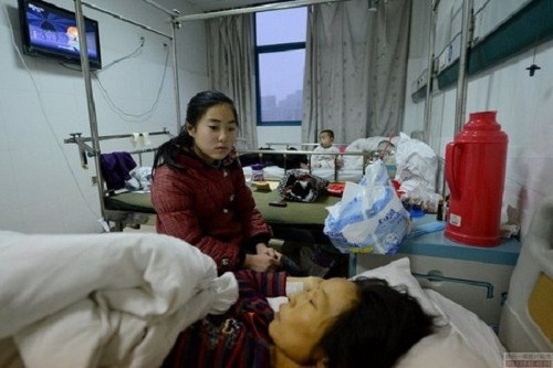 Vận chuyển 1 chiếc xe rác nặng tới 50kg là một công việc thực sự khó khăn, dù là đối với cả người lớn. Vậy mà với cô bé chỉ nhỉnh hơn chiếc xe đẩy rác một chút, công việc này cũng đã gắn bó với em từ lâu.