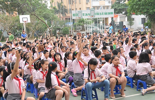 Mot hieu truong xin nghi viec, giai the truong hinh anh