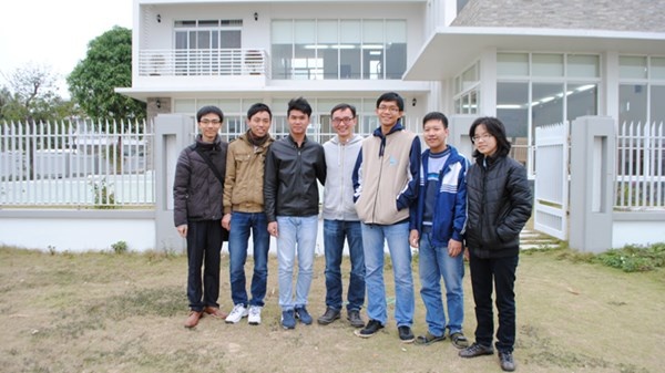 Các bạn trẻ dự thi Olympic toán quốc tế những năm gần đây chụp ảnh lưu niệm trên bãi biển riêng của ngôi biệt thự. Ảnh: Quý Hiên.