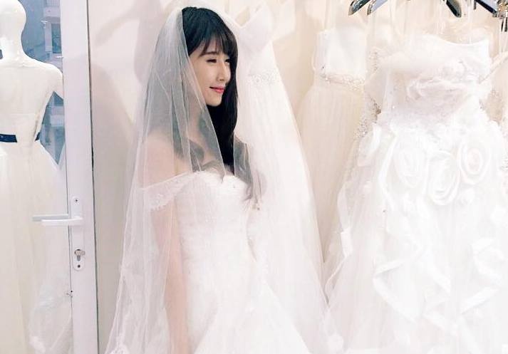 Hot teen 20/1: Quynh Anh Shyn dien vay cuoi long lay hinh anh