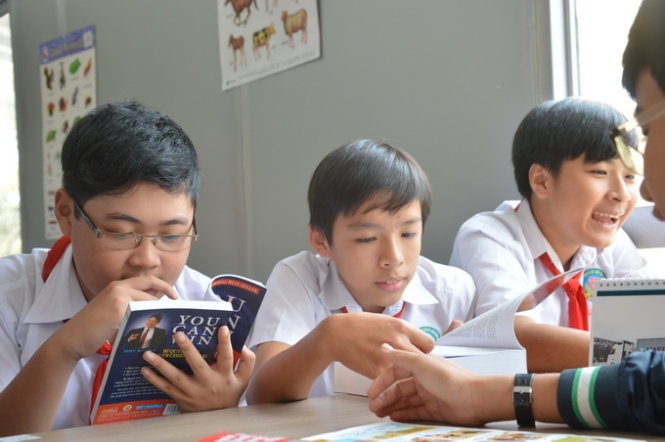 Học sinh trường THCS Long Bình Điền hào hứng đọc sách tại thư viện container - Ảnh: Thành Nhơn. 