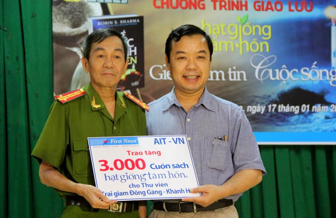 Đại tá Phan Đình Tiến – Phó Giám thị Trại giam A2 đón nhận 3.000 cuốn sách từ Công ty Văn hóa Sáng tạo Trí Việt.