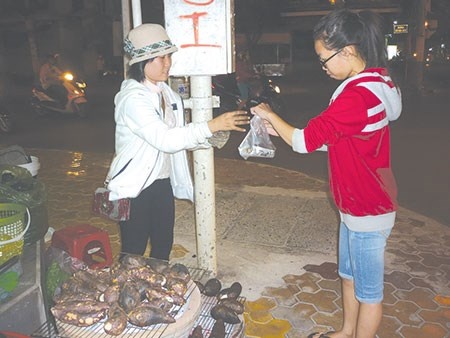 Co sinh vien ngheo ban khoai nuong hinh anh