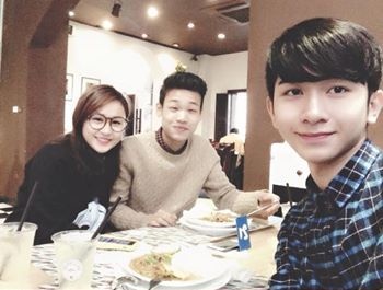 Sau những giờ học vất vả, the voice kid Đỗ Hoàng Dương có thời gian nghỉ ngơi và dùng bữa trưa cùng 2 người bạn. Với khả năng ca hát và những dự định phát triển nghệ thuật trong tương lai, hiện Hoàng Dương đang theo học thanh nhạc tại trường cao đẳng Nghệ thuật Hà Nội. 