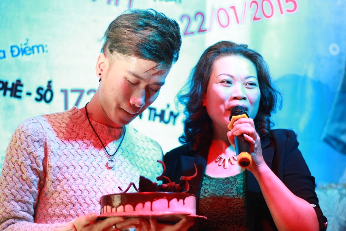 Vanh Leg nghen ngao noi loi cam on me trong dip sinh nhat hinh anh