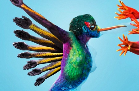 Co gai co biet tai hoa chim tren nguoi hinh anh