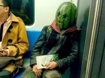 Thanh nien choi troi doi mu dua hau di tau dien ngam hinh anh