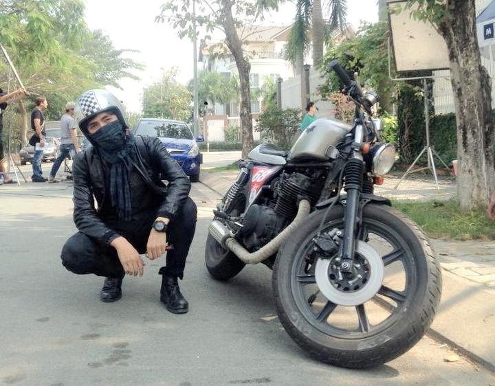 Trong khi đó, hot boy Bình An tạo dáng ngầu bên cạnh xe máy. Bức ảnh được chụp trong giờ giải lao tại phim trường mà 9X đang tham gia. Sau thành công của Lạc giới, Bình An trở nên bận rộn hơn nhiều với các lời mời đóng phim dù vẫn đang là sinh viên của ĐH Sân khấu điện ảnh.