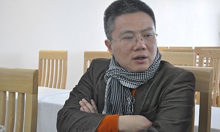 GS Ngô Bảo Châu trao đổi với PV. (Ảnh: Văn Chung).
