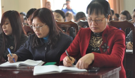 Các giáo viên tại buổi tập huấn.