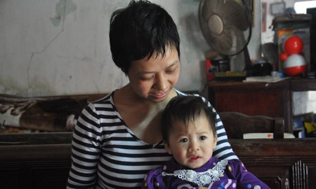 Nguoi me tre hi sinh doi mat doi lay mang song con gai hinh anh