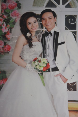 Ảnh cưới của vợ chồng chị Yên, anh Hợp hai năm về trước. (Ảnh chụp lại, Ảnh: Đăng Duy).