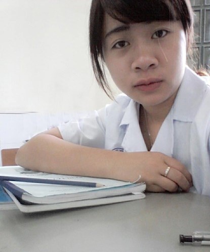 Nguyễn Giang kinh doanh hoa pha lê và mứt Tết.