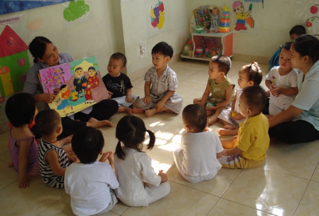 Giáo viên mầm non phải biết vẽ, hát, múa, đọc truyện, ngâm thơ. (Ảnh minh họa). Ảnh: M.Dung.