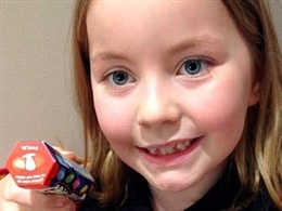 Be 7 tuoi tim ra loi chinh ta trong tro do chu tren vo keo hinh anh