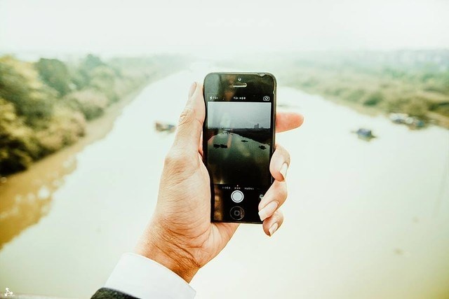 Trong bộ ảnh của mình, Việt Vương ghé qua rất nhiều địa điểm quen thuộc ở Hà Nội như Hồ Gươm, cầu Long Biên, chợ Đồng Xuân, phố cổ...