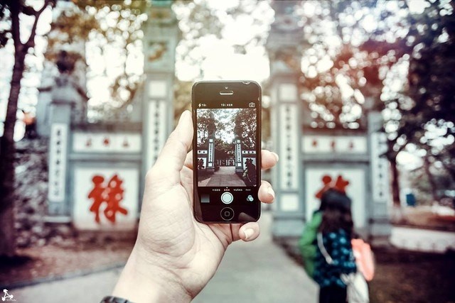 Ý tưởng sử dụng camera và màn hình của điện thoại để tạo một góc nhìn, trường ảnh thứ 2 trong các tác phẩm của Việt Vương tạo nên một cảm nhận thú vị cho người xem.