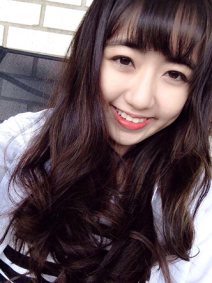 Vũ Quỳnh Anh - 18 tuổi, sinh viên trường CCHS thu hút BGK cuộc thi bởi nụ cười tươi tắn. Nữ sinh đặc biệt thích nấu ăn và tham gia vào các công việc thiện nguyện.