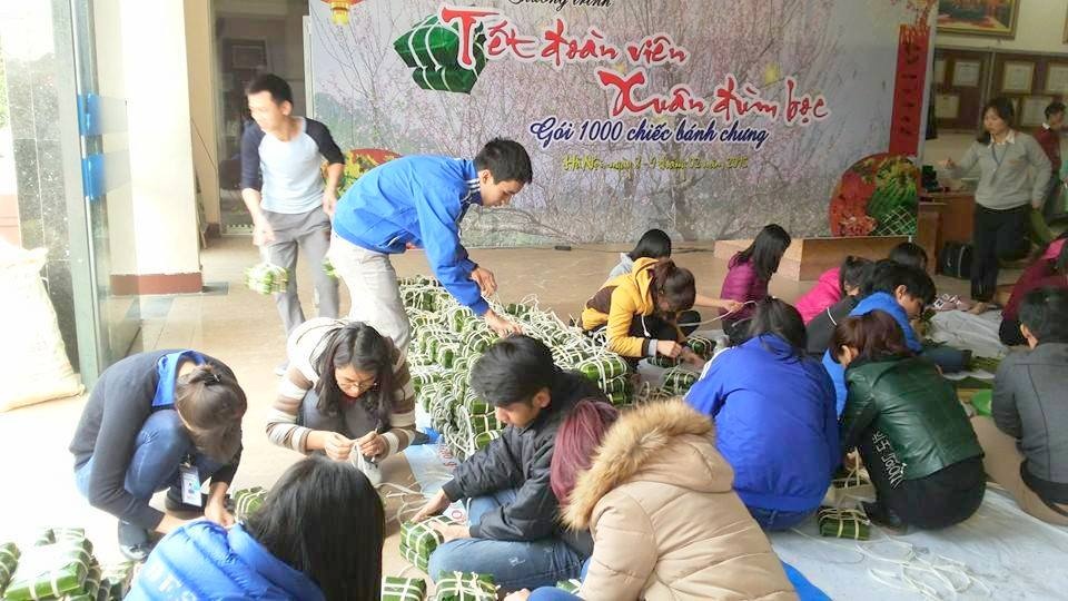 Sinh vien lam 1000 chiec banh chung tang nguoi ngheo an Tet hinh anh