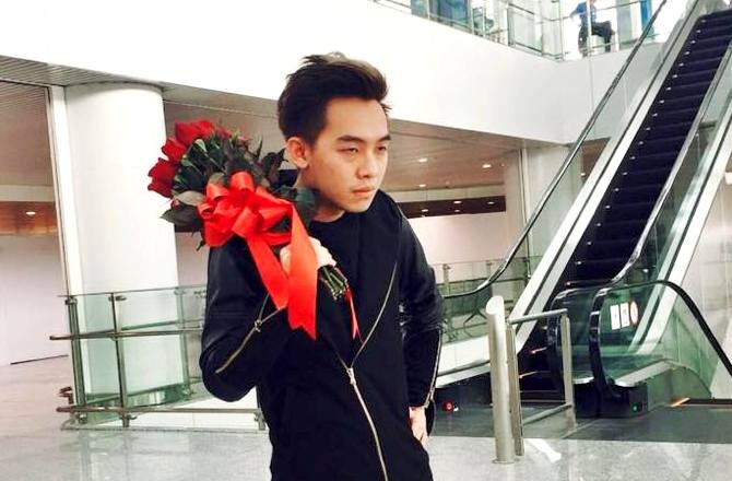 Pho Dac Biet om hoa dung mot minh tai san bay hinh anh