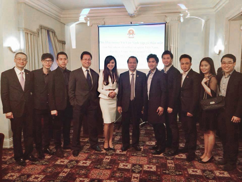 Phó Thủ tướng Vũ Văn Ninh gặp gỡ hội du học sinh Việt Nam tại Anh.