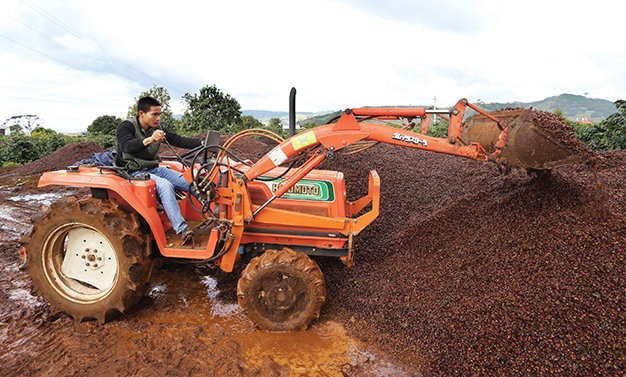 Nguyễn Văn Cao sản xuất phân bón cà phê từ vỏ cà phê tươi - Ảnh: Mai Vinh.
